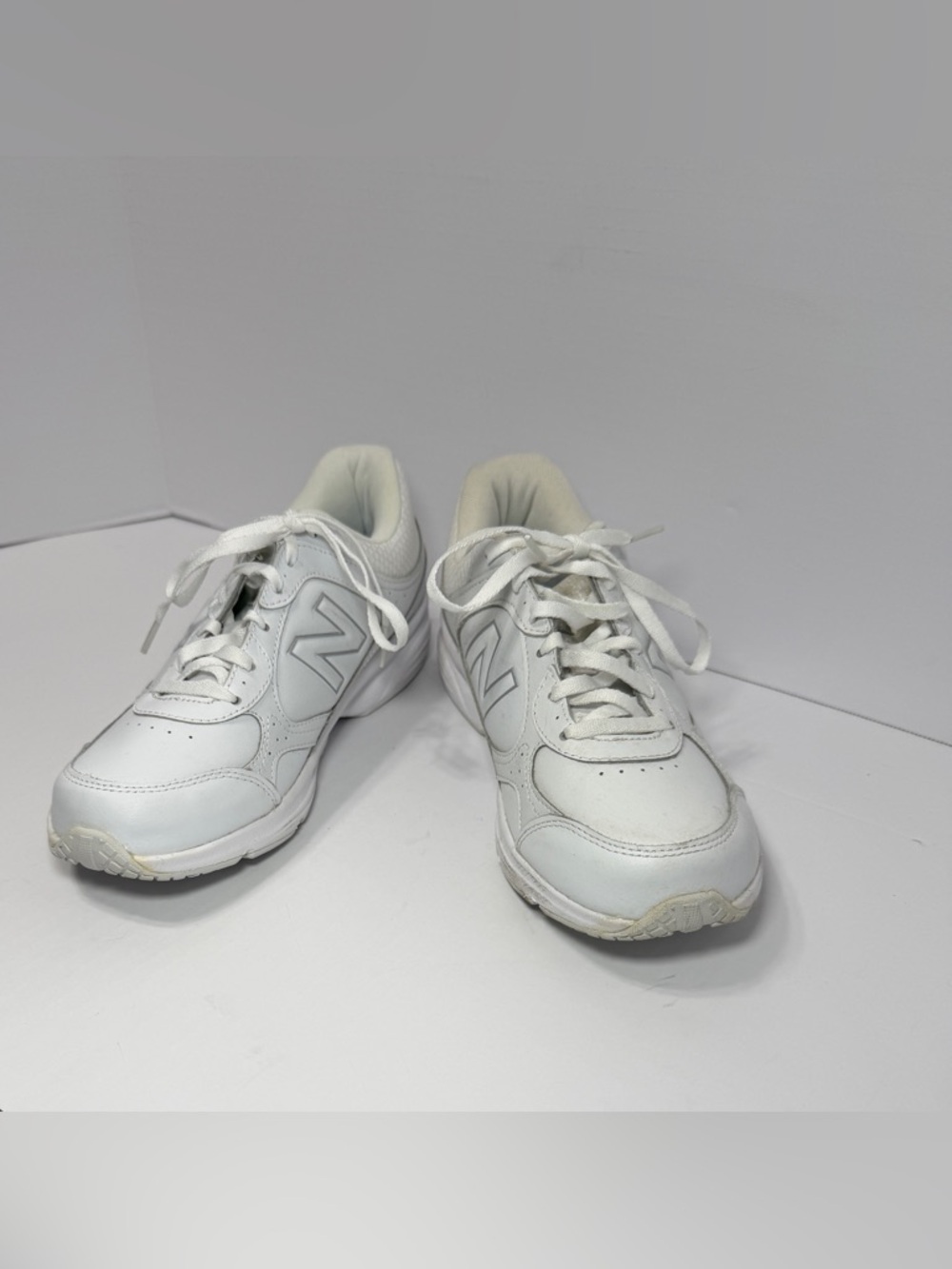New Balance 450 Womenโs 8.5 White Leather Walking Shoes Comfort Trainer EUC